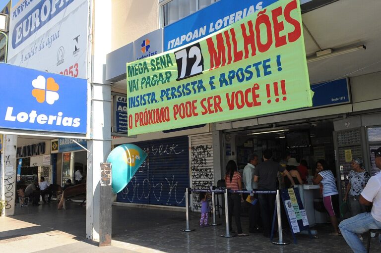 Apostadores em uma casa lotérica de Brasília