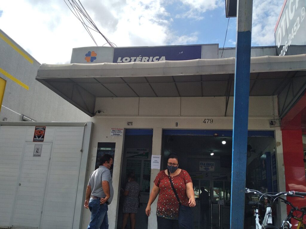 Fachada de uma casa lotérica em Curitiba