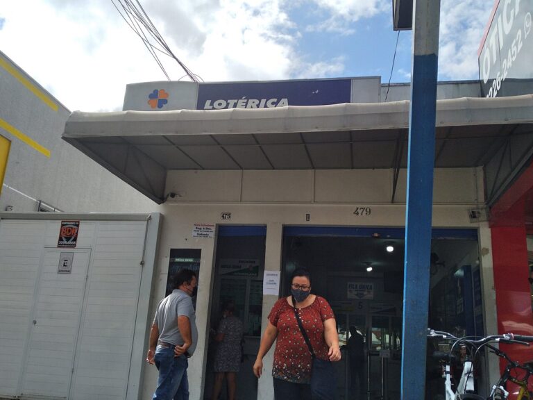 Fachada de uma casa lotérica em Curitiba