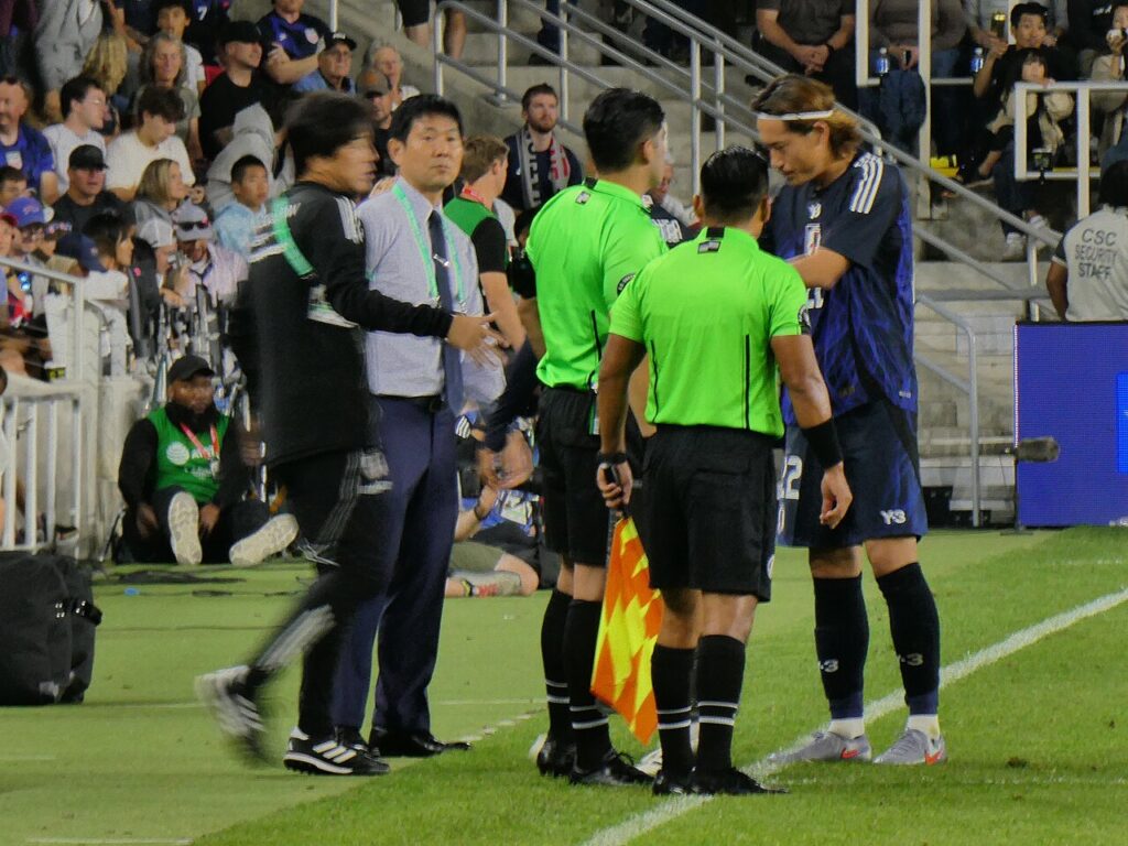 O técnico Hajime Moriyasu à beira do campo em amistoso do Japão