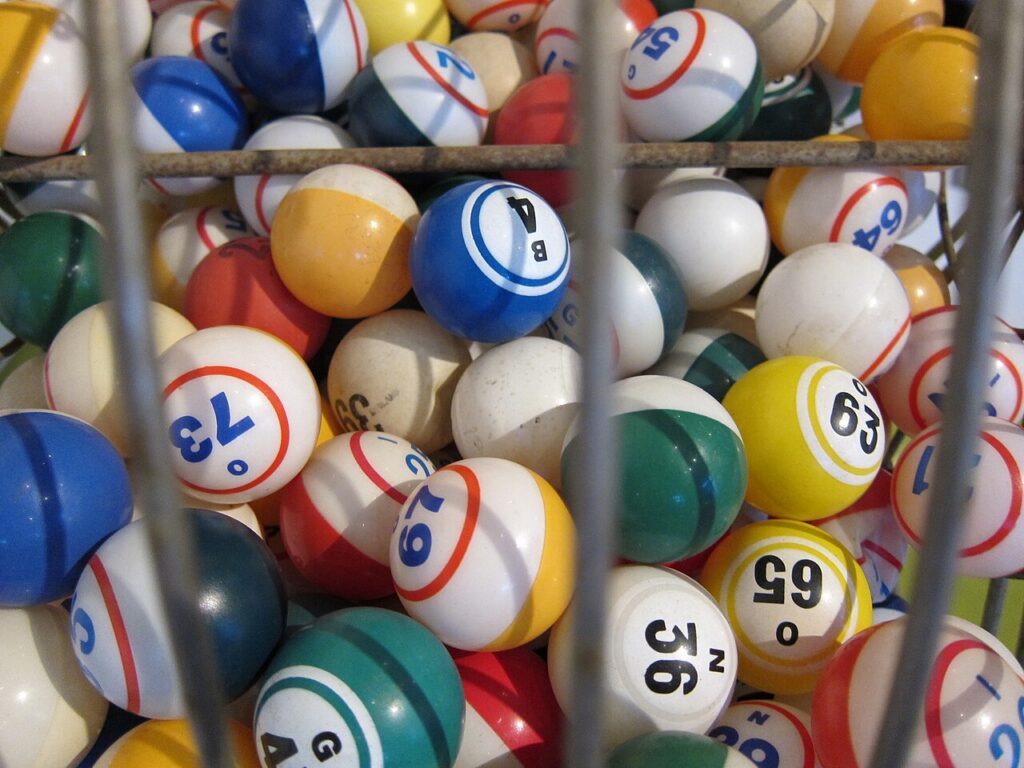 Bolas numeradas dentro de um globo de sorteio