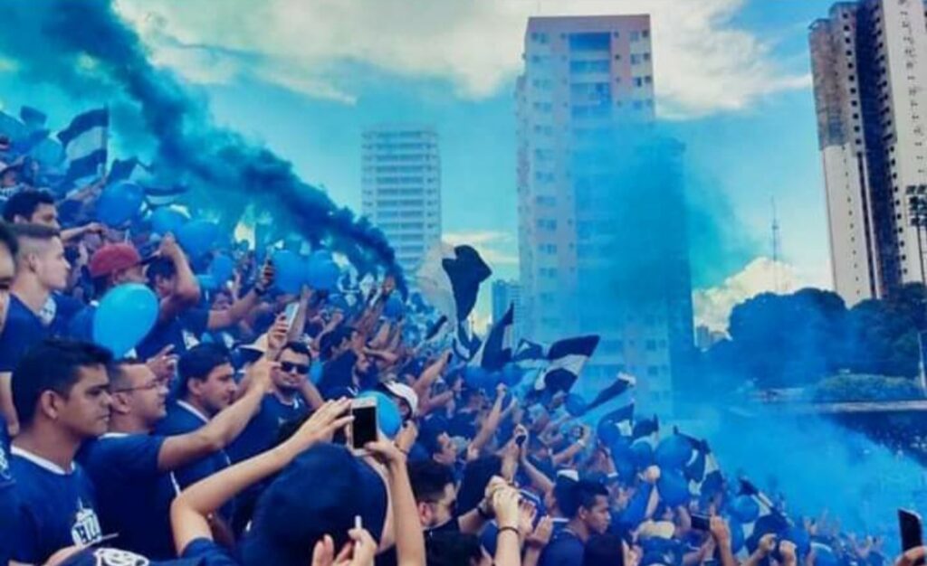 Torcida do Remo no estádio Baenão, soltando fumaça azul
