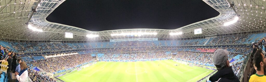 Panorama do interior da Arena do Grêmio durante uma partida