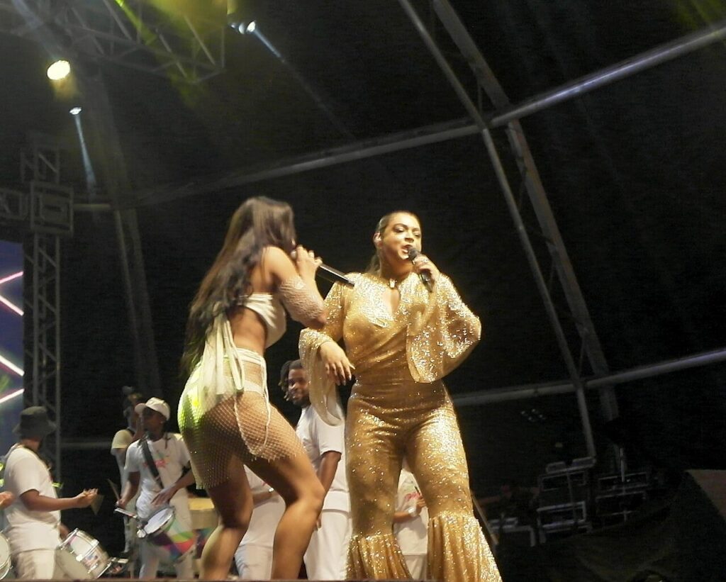 Preta Gil durante show ao vivo em Angra dos Reis