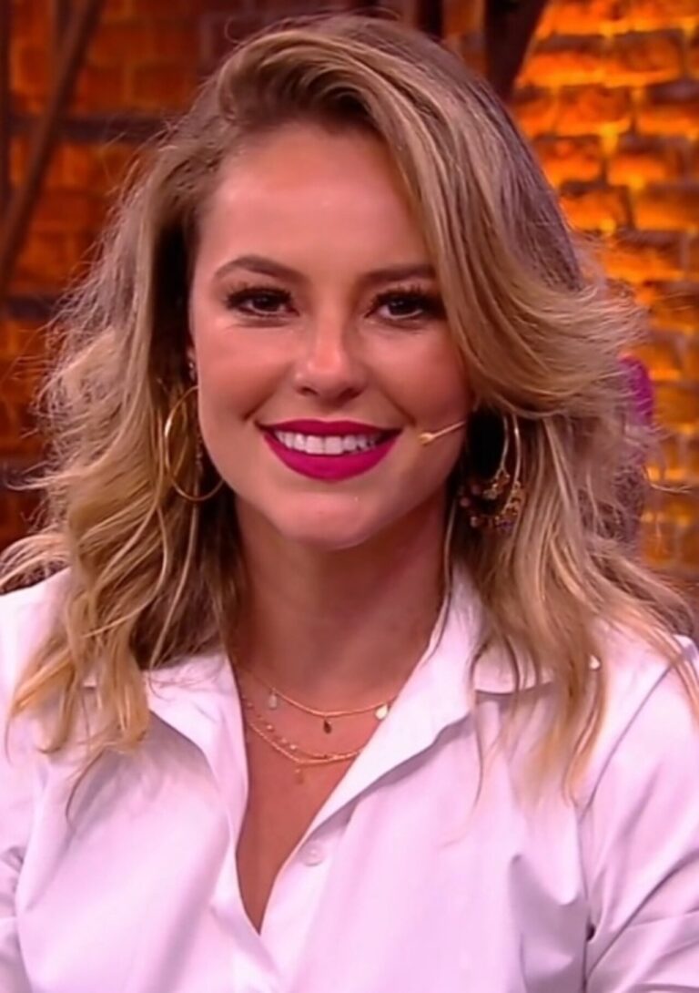 A atriz Paolla Oliveira em entrevista ao programa Lady Night