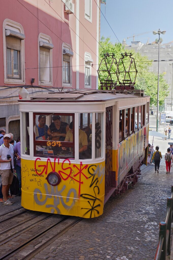 Funicular Elevador da Glória em uma rua de Lisboa, em foto de 2018