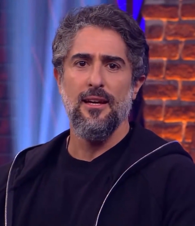 Marcos Mion sorrindo em evento, em 2021