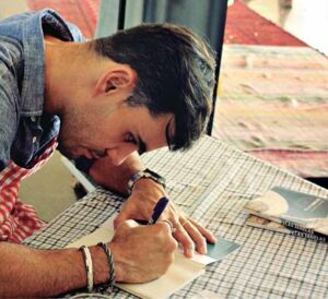 O ator Juliano Cazarré em tarde de autógrafos em Brasília
