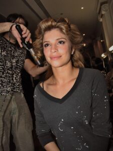 A atriz Grazi Massafera sorrindo em evento
