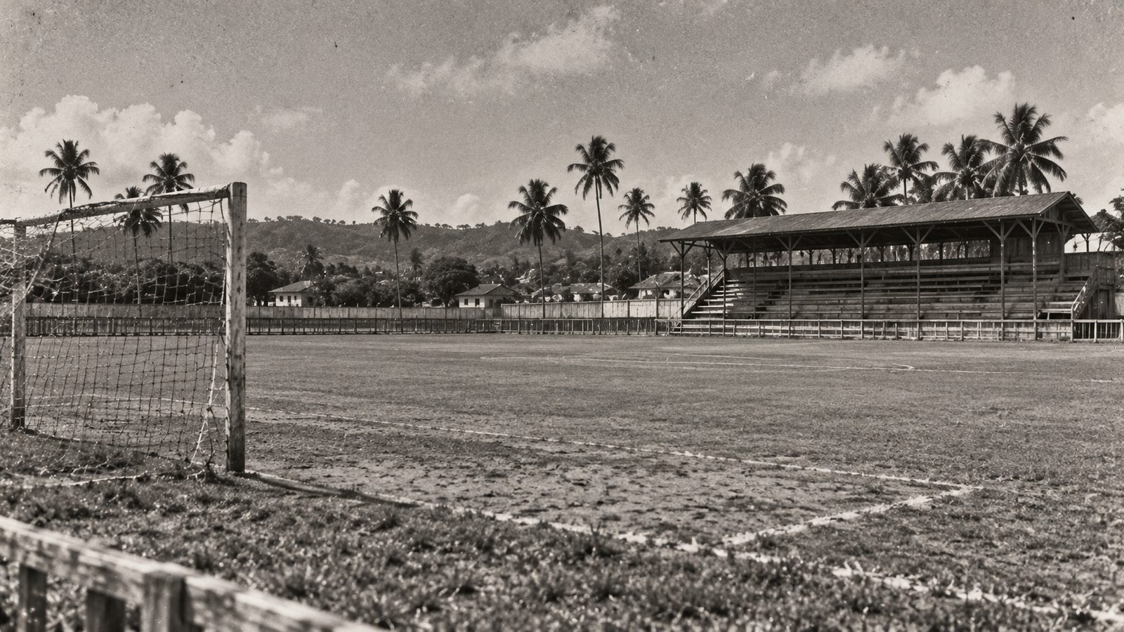 Campo de futebol antigo com traves de madeira, lembrando a era do decacampeonato