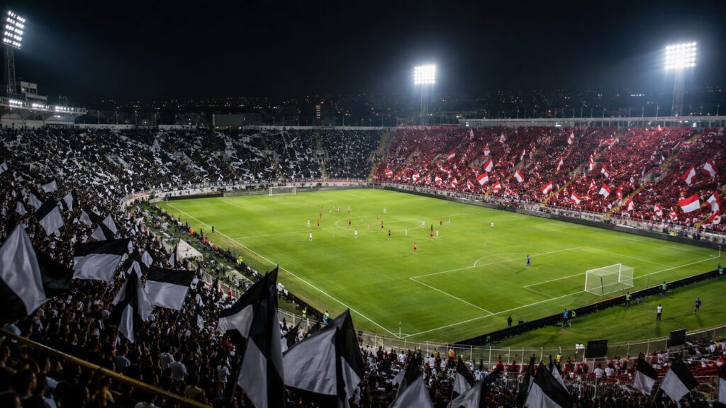 Arquibancadas divididas entre bandeiras alvinegras e alvirrubras em dia de clássico