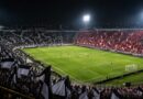 Arquibancadas divididas entre bandeiras alvinegras e alvirrubras em dia de clássico
