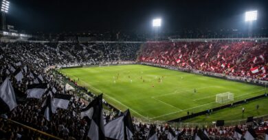 Arquibancadas divididas entre bandeiras alvinegras e alvirrubras em dia de clássico