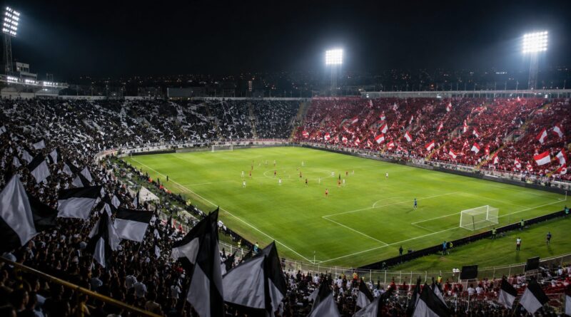 Arquibancadas divididas entre bandeiras alvinegras e alvirrubras em dia de clássico