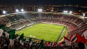 Estádio lotado à noite em capital nordestina durante jogo da Copa do Nordeste