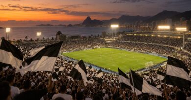 Arquibancada lotada com bandeiras pretas e brancas em noite de jogo em Natal