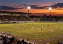 Jogo noturno de terceira divisão em estádio brasileiro de médio porte